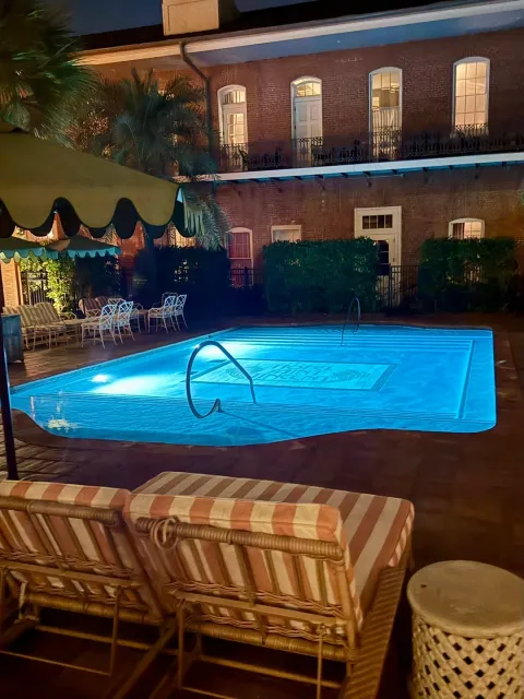 Ultra-Cool Vibe & Design 🏨✨