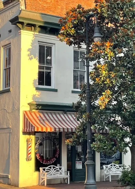 Savannah Seafood Shack - River Street's No-Frills Fish Paradise! 🐟✨