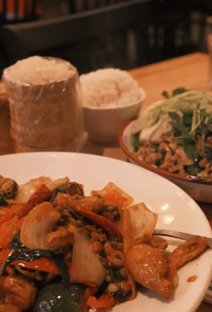 Zabpinto Thai Kitchen: A Comforting Thai Feast Late at Night 😋