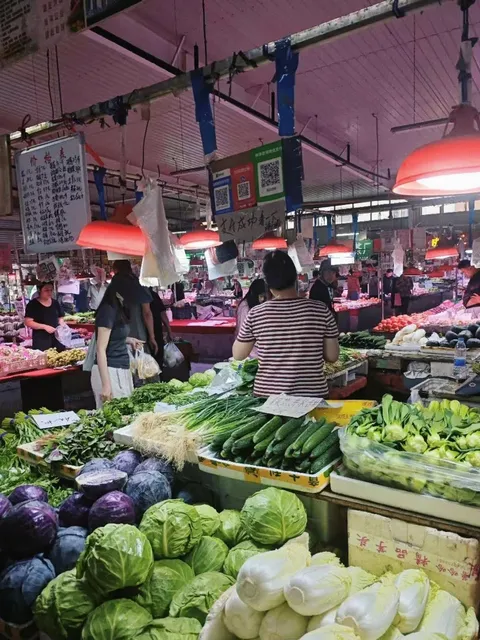  A Kaleidoscope of Sights, Scents, and Surprises! 🥬🥭🌶️(1)