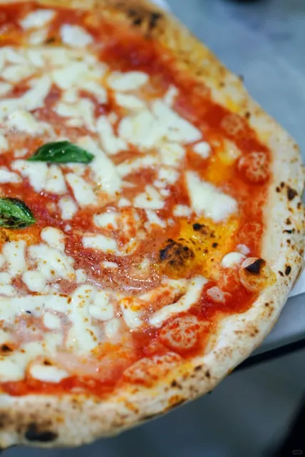 Naples' Century-Old Pizza Joint is a No-Wait Michelin Star 🍕✨