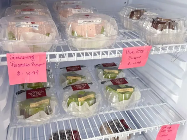 Miilan Bakery: Pistachio Strawberry Basque Cake! 🍓🍰