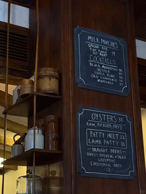 The Commerce Inn: A Classic American Encounter 🌟