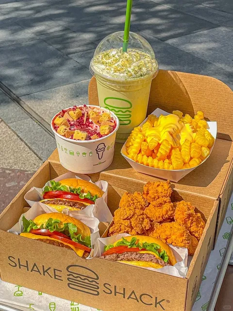 🍔 Shake Shack: The Burger That Stole NYC’s Heart (And Mine!)