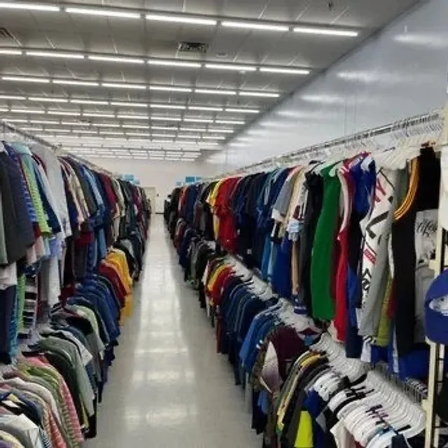  🛍️ Columbus Vintage Shopping Tour Vol.3: Village Discount Outlet