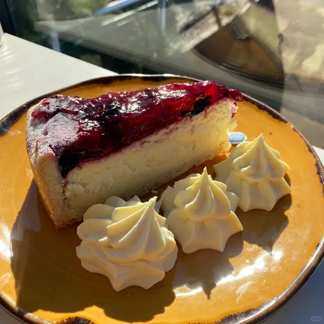 A Scenic Retreat for Coffee, Hikes & Sunshine 