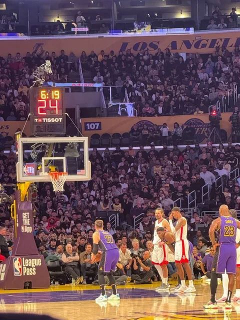 LA Lakers Game Day Guide: Tickets & Autographs 🏀✨