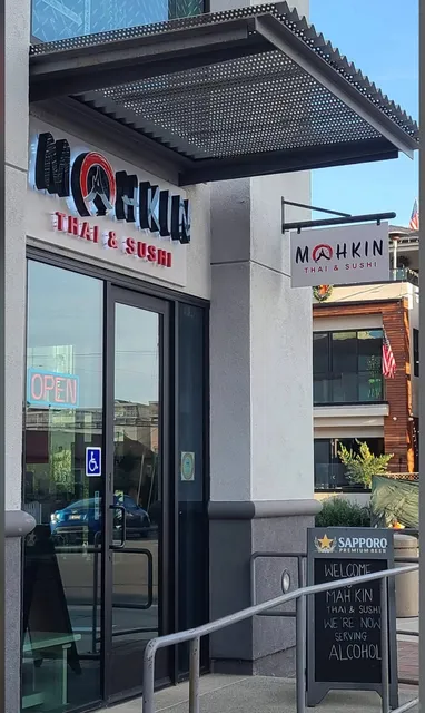 Huntington Beach｜Local-Loved Thai & Sushi Spot 🍣