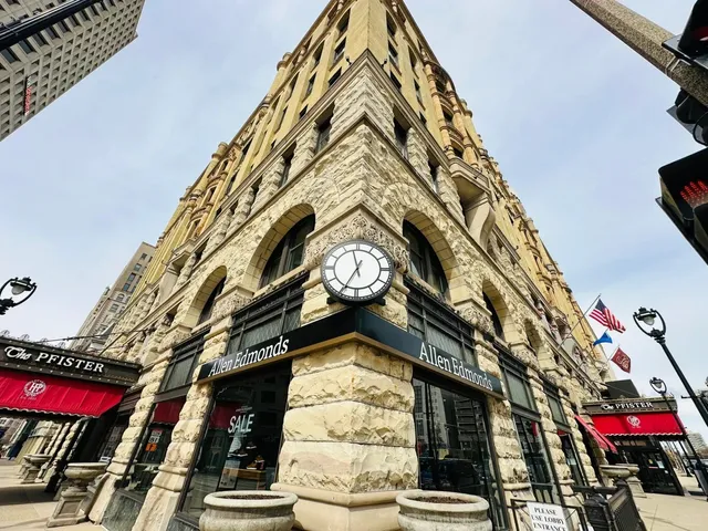 WI  Milwaukee CityWalk on Easter Weekend