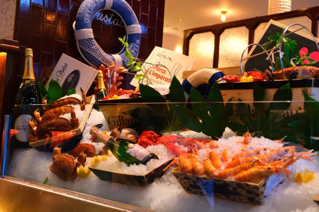 Paris | A Local Favorite and Packed French Cuisine 🦞