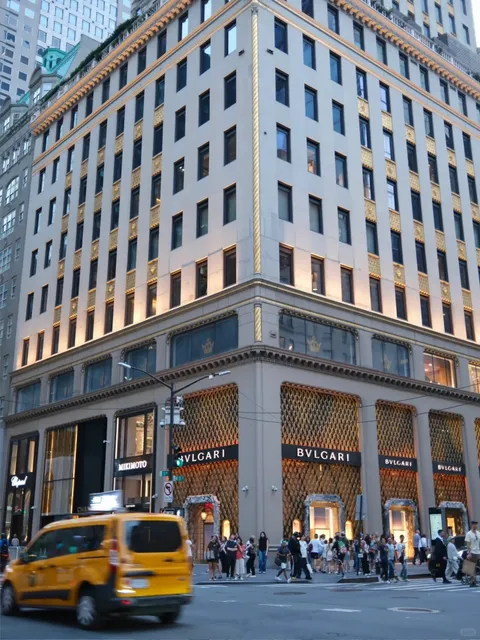 🌃🚇 NYC’s Raw Charm: From 5th Ave Glitter to Subway Grime