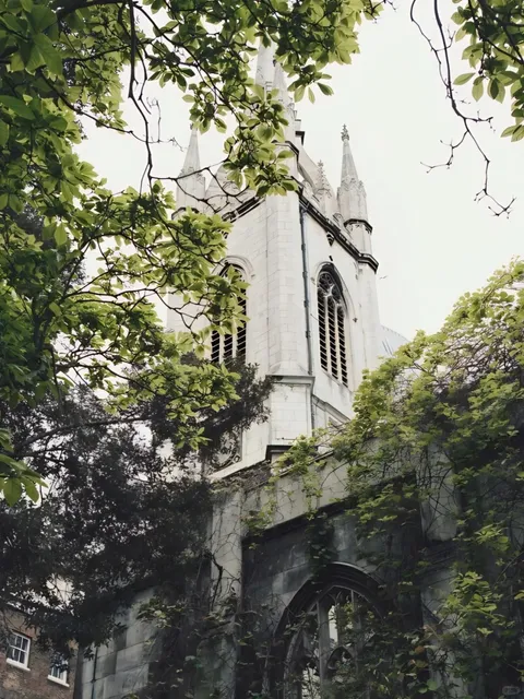 🇬🇧 Wandering London: The Ancient Hidden Church Garden 🕍🌿