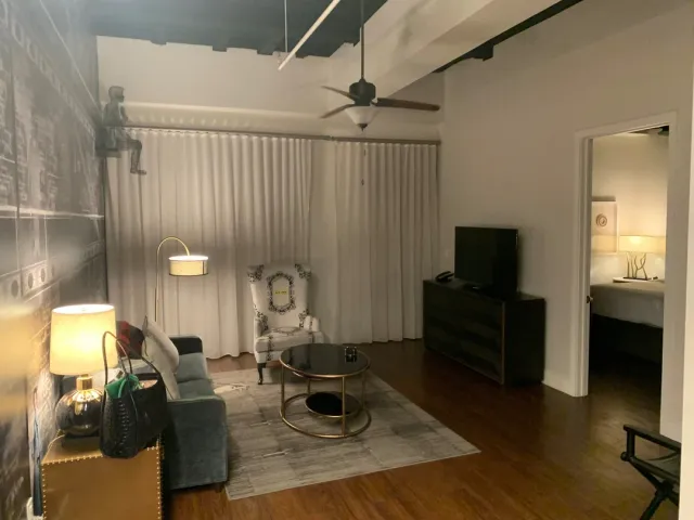 Unique New Orleans Vibe! 🎭✨