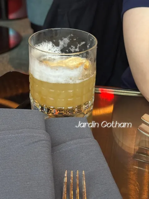 Breathtaking Views and Cocktails at the MO Lounge in New York 🥂