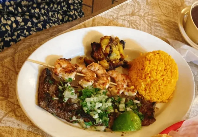 A Family Spot Whose Yellow Rice Is Worth Packing Home 🍚