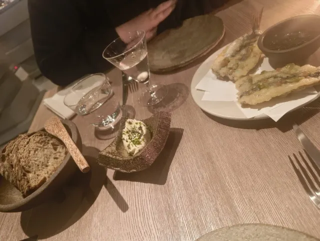 The Kind of Place That Makes Us Want to Return to London! 🌸🍷✨