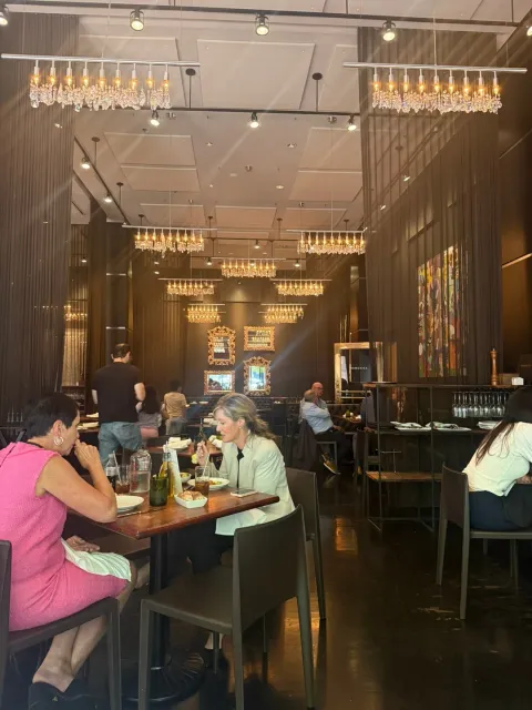 A Classy Pizza Restaurant Serving Delicious Italian Pasta 🍝✨