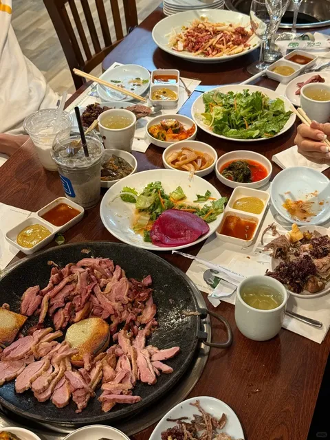 LA | Dha Rae Oak | So Good to Go with a Group — Get to Try Everything 