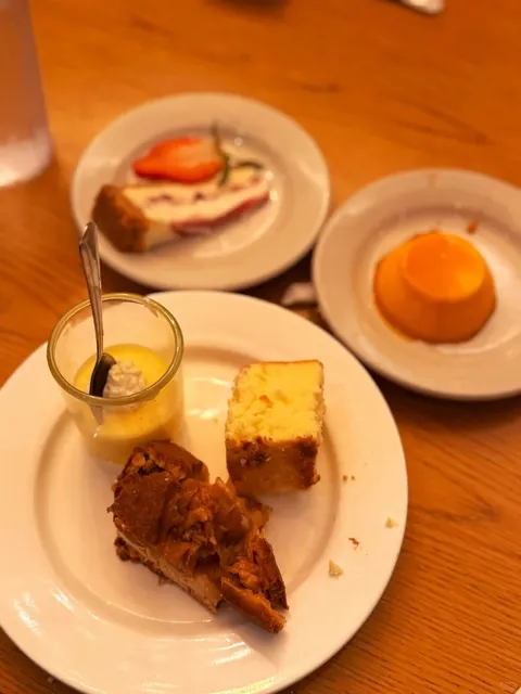 "Red Apple Buffet: Chicago's Cozy Polish Culinary Oasis