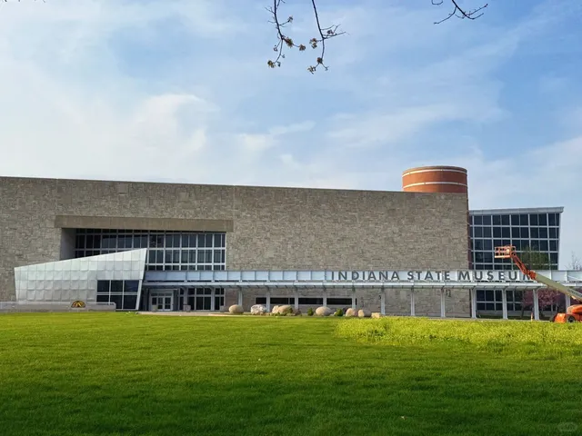 Soft Moments Along Indianapolis' Canal Walk 🌅🦆