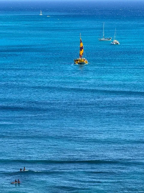 The Breathtaking Blue of Hawaii’s Waves 🌊 Why Live Photos Exist