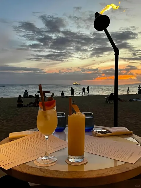 Hawaii! A super romantic oceanview restaurant!
