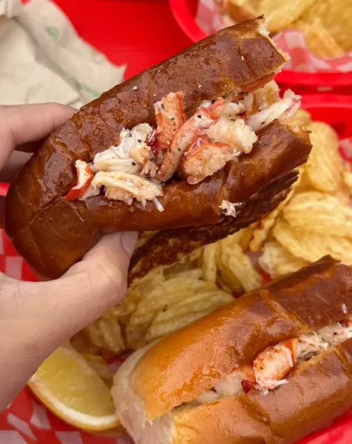 Port Moody’s Hidden Seafood Gem! Lobster Roll & Grilled Cheese 🦞🧀