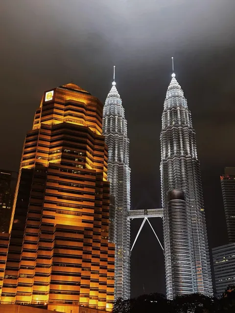 🇲🇾 Petronas Twin Towers: The World's Tallest Twin Skyscrapers! 🌍✨