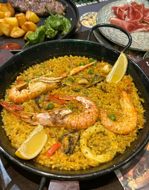 You can also eat delicious seafood rice in the morning 🥘