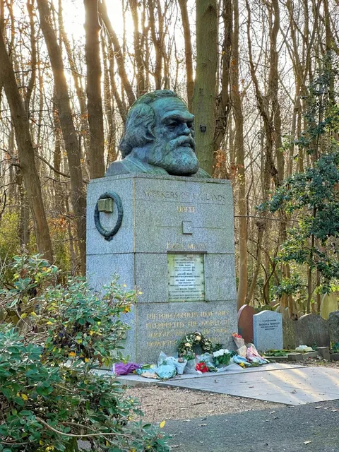🇬🇧 Highgate Cemetery, London | Karl Marx's Resting Place