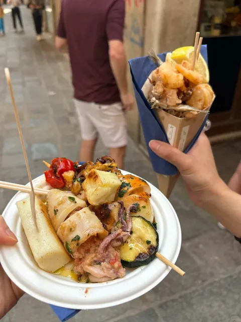 Venice Street Food Gem: Crispy Seafood Heaven! 🍤✨