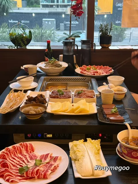 🇬🇧 This Is What London Office Workers' Happiness Looks Like! 🍲✨  