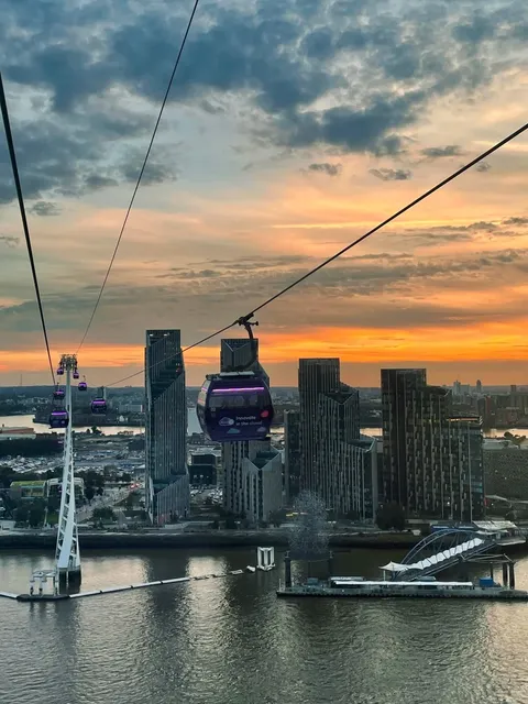 🇬🇧 Sunset Over London: The Most Romantic Cable Car Ride! 🌇🚠