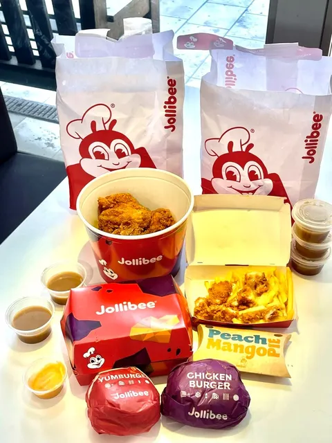 🇬🇧 Jollibee London: Finger-Lickin’ Filipino Fast Food! 🍗✨  