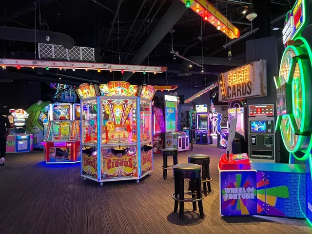 Boston Guide｜Lucky Strike Bar & Bowling 🎳🍹