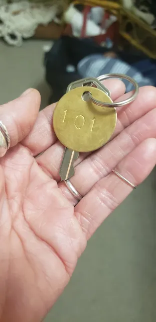 Room 101 – A Ghostly Encounter! 👻🪞