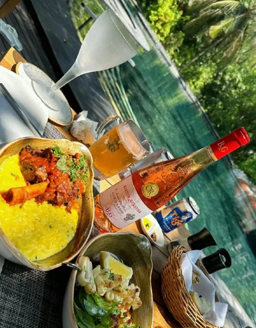 From Seafood to Curry, Every Bite is an Island Celebration 🍴