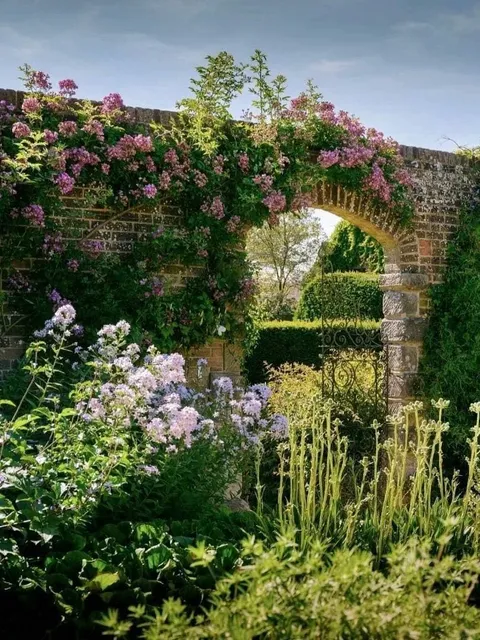🌸 Kew Gardens' Secret Sister! 