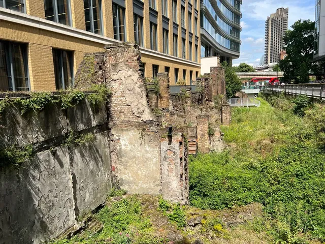 🇬🇧 Millennia-Old Relics in the Heart of London's Financial District