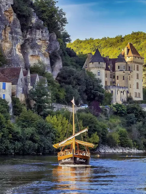 🌟 Discover the Enchanting Charm of La Roque-Gageac, France! 📸
