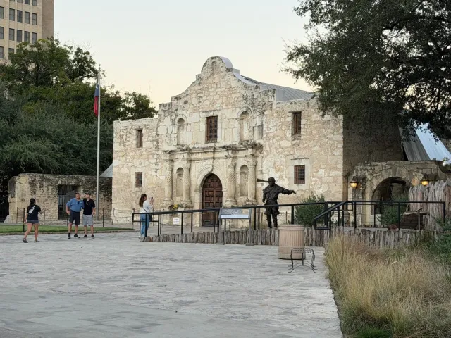 Smaller Than I Imagined – But Still Impressive! 🏛️🤏