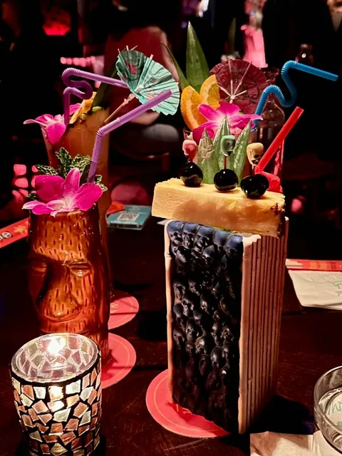 🍹 The Hawaiian-Themed Cocktail Haven You'll Dream About at Work 🌺✨