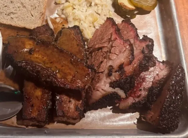 🍖 Mabel’s BBQ: A Downtown Cleveland Meat Lover’s Paradise 🍺