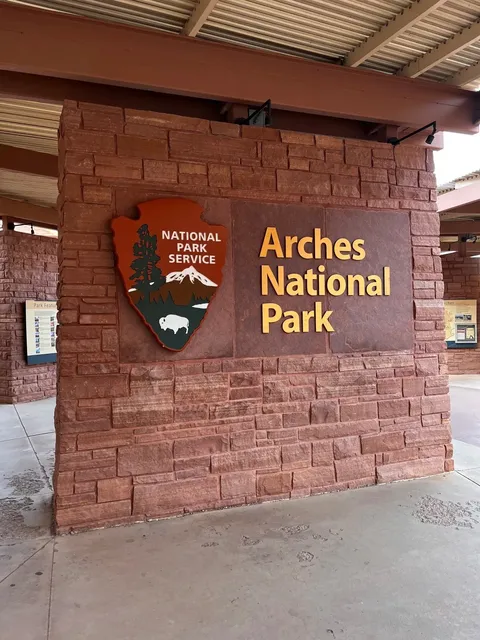 🇺🇸 Through the Desert, We Finally Saw the Arch! 🥳