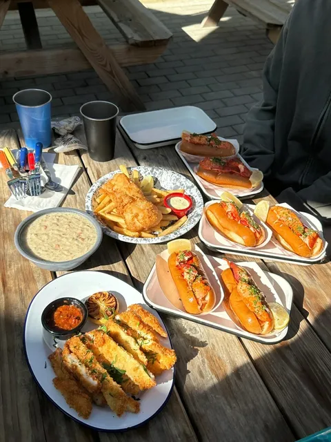 Santa Barbara | They Have Such Delicious Lobster Rolls!? 🦞🔥