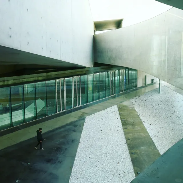 Off-the-Beaten-Path in Rome: MAXXI, a Work by Zaha Hadid, Really? 🤷