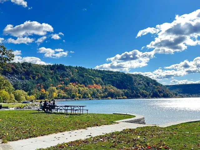 Where to Go for Autumn Leaf Viewing and Hiking in Chicago 🍁🥾