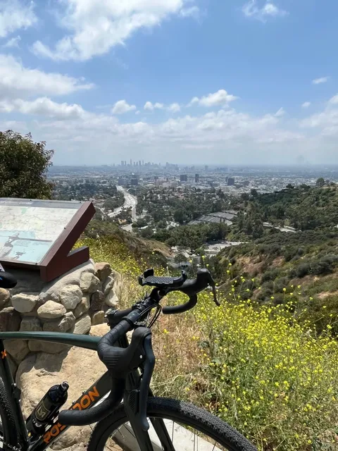Cycling Guide to Mulholland Dr in Los Angeles 🚴♂️  