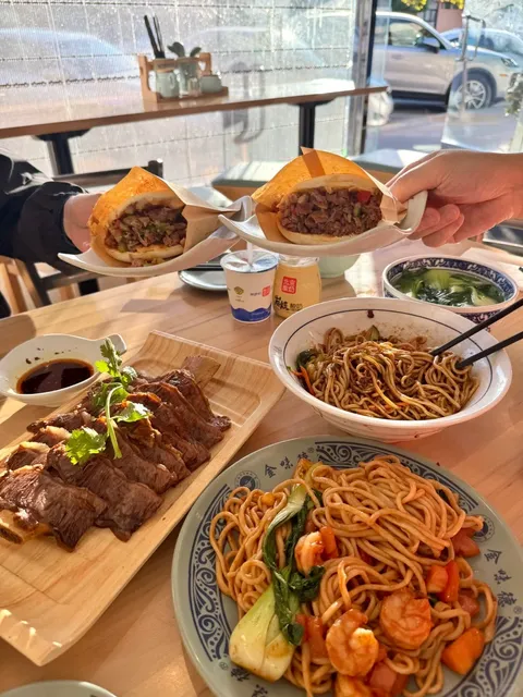 🍜 Got transported back to Lanzhou by the beef ribs at this noodle