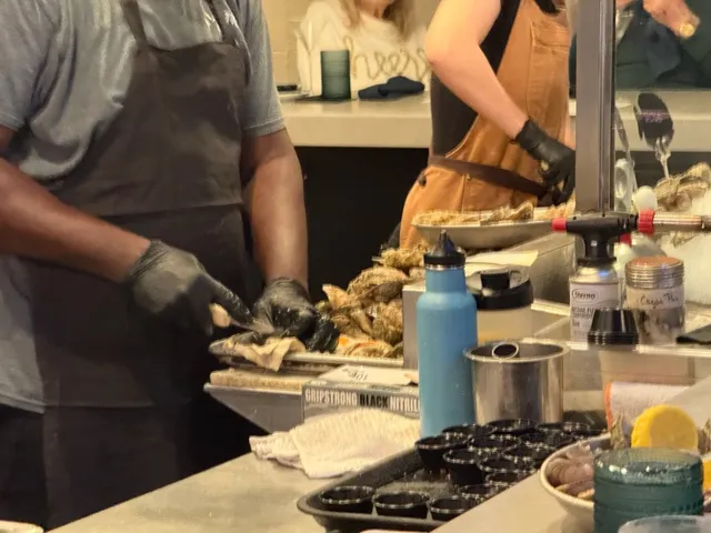 Who Serves Oysters for $1 Each?｜Must-Visit in Virginia Beach 2025! 🦪
